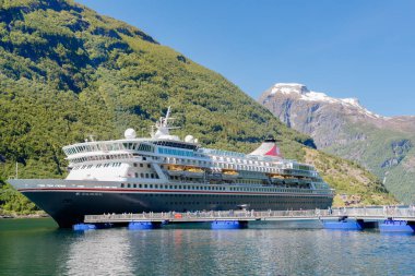 GEIRRANGER, NORway - 2016 Haziran 14. Norveç fiyordunun içinde dağların zirvelerinde karlı bir yolculuk gemisi Balmoral.