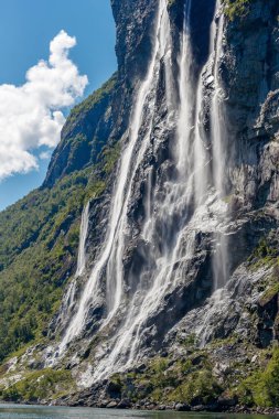 GEIRRANGER, NORway - 2016 Haziran 14. Yedi kız kardeşin Geirangerfjord 'un üzerindeki şelalenin yakın çekimi..
