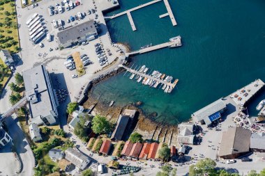 GEIRRANGER, NORway - 13 Haziran 2016. Norveç 'teki Geiranger köyünün en iyi manzarası.