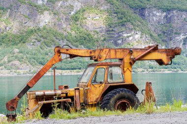 GEIRRANGER, NORway - 2016 HAZİRAN 12. Eski paslı vinç kamyonu