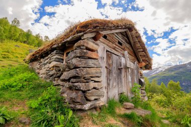 GEIRRANGER, NORway - 2016 HAZİRAN 12. Geiranger fiyort dağında eski küçük odunlu kulübe.