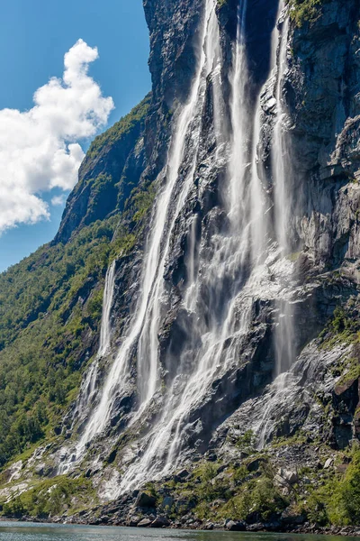 Geiranger Noruega 2016 Junho Fechar Foto Maciço Sete Irmãs Cachoeira — Fotografia de Stock