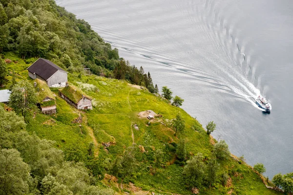 Geiranger Norwegia 2016 Czerwca Widok Geirangerfjord Statkiem Pasażerskim Farmą Górską — Zdjęcie stockowe