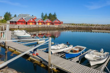 Finnoy, Norway - 2014 Haziran 02. Mavi gökyüzü ile Finnoy tekne limanı.