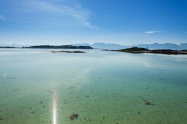 Finnoy, Norway - 2014 Haziran 02. Finnoy 'da güzel, yeşil, berrak okyanus.