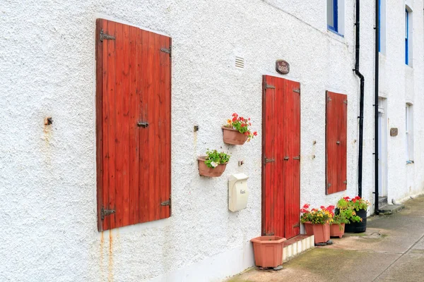 Gardenstown Scotland 2016 October 加登斯敦村的砖屋 窗户用紧闭的木制百叶窗保护 — 图库照片