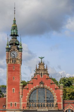 GDANSK, POLEN - 2017 Ağustos. Polonya 'daki Gdansk Parlak Tren İstasyonu' ndaki saat kulesi..