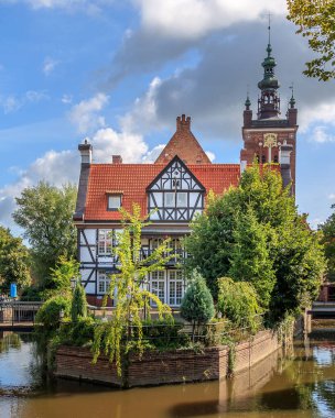 GDANSK, POLEN - 2017 Ağustos. Raduni Kanalı ve Hanseatic tarzı Miller 's House in the Old Town in Gdansk.