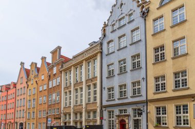GDANSK, POLEN - 2017 Ağustos. Eski kasaba mimarisi, Gdansk 'ta renkli evler..