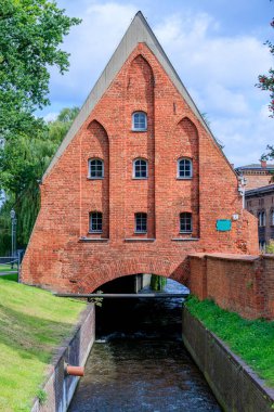 GDANSK, POLEN - 2017 Ağustos. Eski Gdansk kasabasındaki küçük değirmen. Granary, Raduni Nehri üzerinde 1400 civarında inşa edildi..