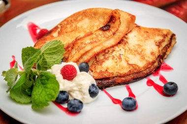 GDANSK, POLEN - 2017 Ağustos. Yakın plan lezzetli krepler, taze yaban mersinli ve çilekli..