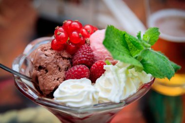GDANSK, POLEN - 2017 Ağustos. Yakın plan lezzetli meyveli dondurma..