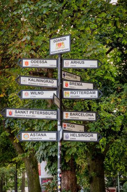 GDANSK, POLEN - 25 AĞUSTOS. Şehirlerin isimleriyle turist tabelaları. Odessa, Arhus, Kaliningrad, Brem, Vilnius, Rotterdam, St. Petersburg, Barcelona, Astana, Nika, Helsingor
