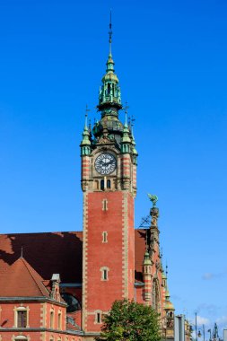 GDANSK, POLEN - 2017 Ağustos. Polonya 'daki Gdansk Parlak Tren İstasyonu' ndaki saat kulesi.