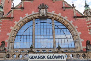 GDANSK, POLEN - 2017 Ağustos. Polonya 'daki Gdansk Parlak Tren İstasyonu