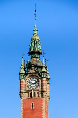 GDANSK, POLEN - 2017 Ağustos. Polonya 'daki Gdansk Glowny tren istasyonunun saat kulesine yakın.