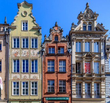 GDANSK, POLEN - 2017 Ağustos. Geniş yaya sokağı olan Long Market, Hollanda tarzında renkli mimariyle kaplıdır. 2. Dünya Savaşı 'nda büyük ölçüde yok edildi ama inançla yeniden inşa edildi..
