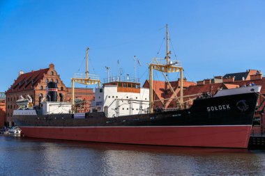 GDANSK, POLEN - 2017 Ağustos. Müze gemisi SS Soldek ile Motlawa Nehri, İkinci Dünya Savaşı 'ndan sonra Polonya' da inşa edilen ilk gemi..