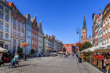 GDANSK, POLEN - 2017 Ağustos. Ana cadde ve Polonya 'daki Gdansk Belediye Binası.