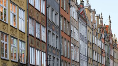 GDANSK, POLEN - 2017 Ağustos. Gdansk caddesinde Hollanda tarzında renkli mimari gotik evler.