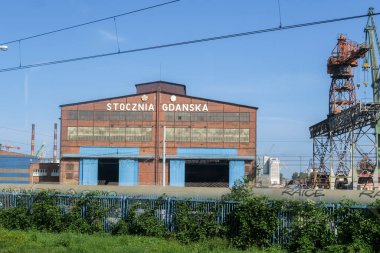 GDANSK, POLEN - 17 Eylül 2016. Stocznia Gdanska Tersanesi, prefabrik atölye ve ağır vinçlerin manzarası