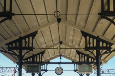 GDANSK, POLEN - 15 Eylül 2016. Gdansk Parlak Tren İstasyonu 'nda tren bekleyen yolcular