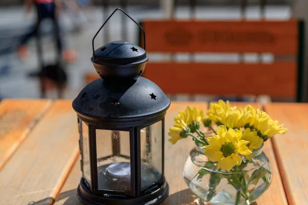 Gdansk Polen 2017 Agosto Lámpara Flores Velas Amarillas Pascua Sobre —  Fotos de Stock