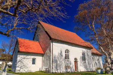 GISKE, NORway - 2017 Nisan 28. Giske Kilisesi Norveç 'in daha fazla og Romsdal ilçesindeki Norveç Kilisesi' nin 12. yüzyıldan kalma mermer bir kilisesidir..