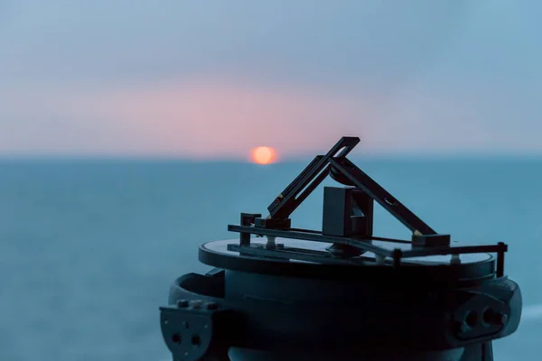 Powtarzacz Kompasu Żyroskopowego Pokładzie Mostka Nawigacyjnego Montrose Szkocja Maj 2015 — Zdjęcie stockowe