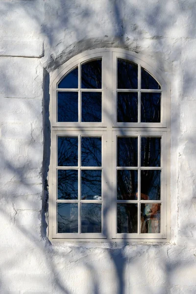 Giske Noruega Março 2017 Edifício Branco Velho Com Janela Bonita — Fotografia de Stock