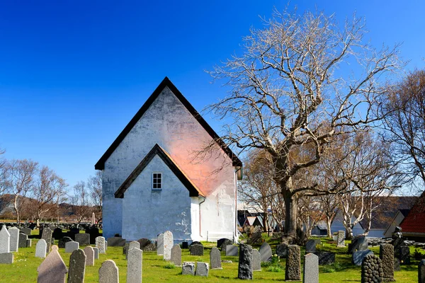Giske Norway 2017 April 吉斯克教堂 Giske Church 是一座位于挪威哈拉姆市的12世纪大理石教区教堂 — 图库照片