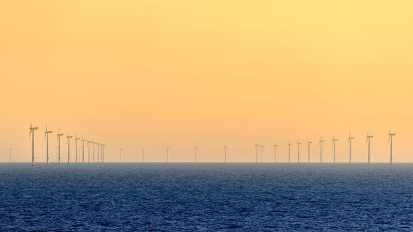 Hornsea Offshore Wind Farm, İngiltere - 15 Temmuz 2016. Hornsea Offshore Rüzgar Çiftliği 'nin rüzgâr türbinleri, Kuzey Denizi' ndeki Birleşik Krallık açıklarında gün batımında rüzgar çiftliği..