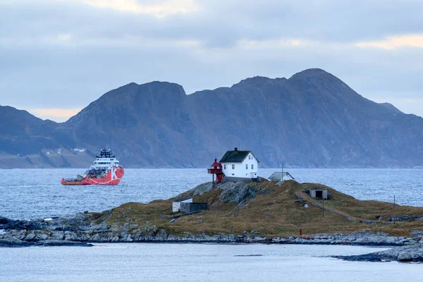 Haugsholmen Lighthouse Norvège Décembre 2016 Bateau Hauturier Ahts Passant Devant — Photo