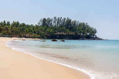 KHAO PILAI BEACH, THAILAND - 2015 Şubat. Arka planda ağaçlar olan güzel kumsal..