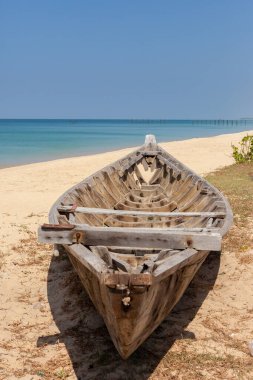 KHAO PILAI Plajı, Tayland - 2015 Şubat. Khao Pilai Tayland sahilinde eski tahta kuyruklu bir tekne..