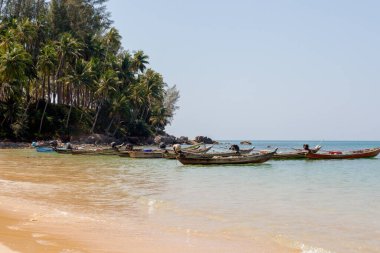 KHAO PILAI Plajı, Tayland - 2015 Şubat. Uzun kuyruklu tekneler denizde.