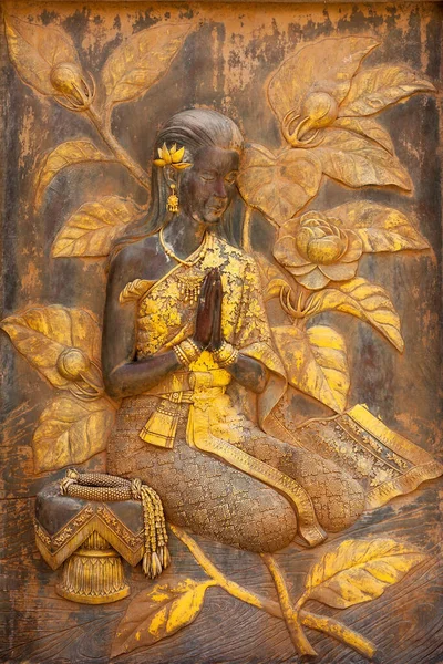 HUA Hin, Tayland - 2015 Şubat. Dua eden bir kadının ahşap çerçevesi
