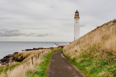 MONTROSE, SCOTLAND - 2015 Ekim 25. İzi Scurdie Ness Deniz Feneri 'ne daralt.