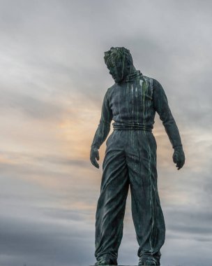 MONTROSE, SCOTLAND - 2015 Ekim 23. Denizci Heykeli denizciler ve balıkçılar için bir anıttır. South Esk Nehri 'nin kuzey kıyısındaki rıhtımda yer alıyor..