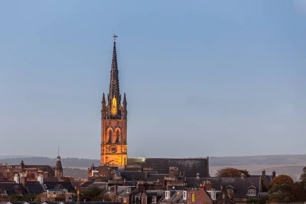 MONTROSE, SCOTLAND - 2015 Ekim 22. Montrose ve ST Andrew Kilisesi Alacakaranlıkta.