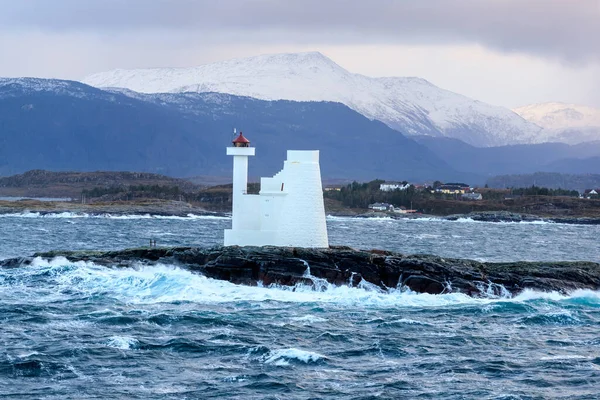 Kvitholmen Lighthouse Norvège Décembre 2016 Phare Kvitholmen Avec Montagne Avec — Photo