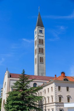 MOSTAR, BOSNIA HERZEGOVINA - 2017 AĞUSTOS 16. Mostar şehrindeki 107 metre yüksekliğindeki Mustal Barış Saati Kulesi.