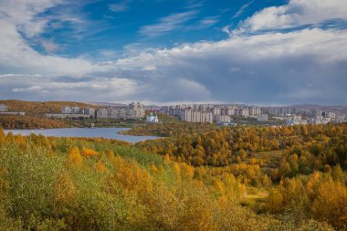 CİNAYET, RUSYA - 2014 EYLÜL. Murmansk 'ta sonbahar. Su 'da Kurtarıcı Kilisesi' ni görebilirsiniz..