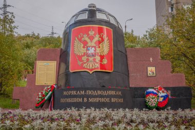 MURMANSK RUSSIA - 14 Eylül 2014. Kursk denizaltıları için bir anıt. 2009 yılı barış zamanı Oscar sınıfı denizaltı Kursk 'ta öldü. Bir kazada battı ve tüm denizaltılar öldü..