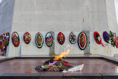 MURMANSK RUSSIA - 14 Eylül 2014. II. Dünya Savaşı 'nın Sovyet askerleri, denizcileri ve havacılarının anısına dikilen Alyosha Anıtı' nın yanında ebedi alev..