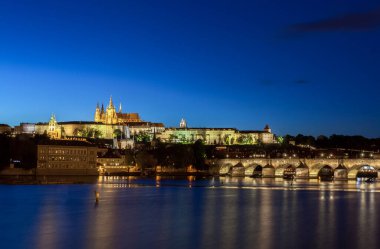 PRAG, ÇEK CUMHURİYETİ - 2015 EYLÜL 28. Charles köprüsü ve şehir kalesinin manzarasıyla Prag 'ın eski romantik şehri üzerinde gece görüşü.