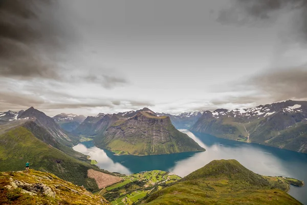 Oye Norway 2016 August 萨卡山与挪威峡湾和高山相望 下面是Urke村 左边是Oye村 — 图库照片