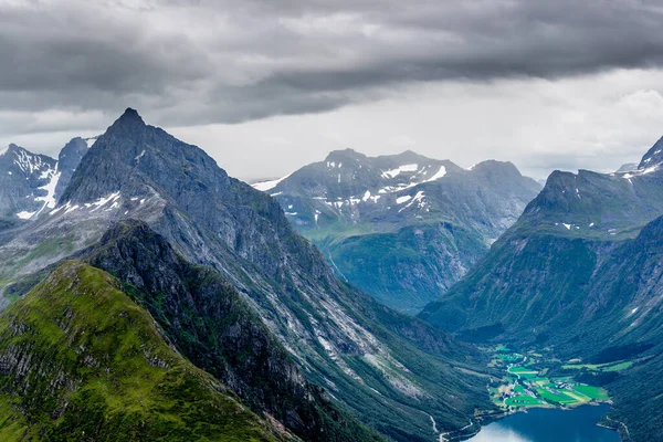 OYE, NORway - 2016 Ağustos. Slogen muhtemelen Sunnmore Alpleri 'nin en iyi zirvesi ve manzara etkileyici! Ve ünlü Hotel Unionen Oye 'de kalabilirsin.