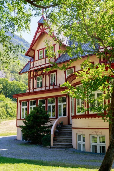OEYE, NORway - 2018 Haziran 09. Tarihi Otel Union Oeye örtüsü yeşil ağaçlarla kaplı.