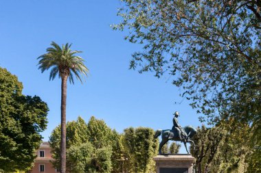 Roma, İtalya - 2014 AĞUSTOS 17. Carlo Alberto 'nun Villa Borghese bahçelerindeki heykeli.